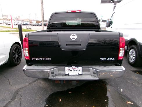 Used 2010 Nissan Frontier SE image 4