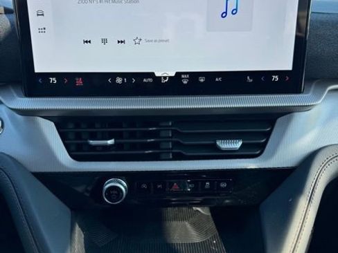 Used 2026 Ford Explorer Active w/ Active Comfort Package image 9