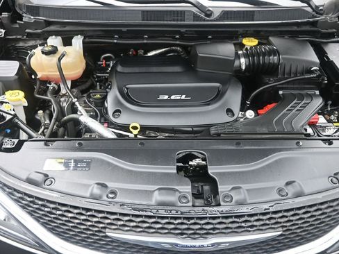 Used 2018 Chrysler Pacifica Touring-L Plus w/ Tire & Wheel Group image 22