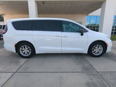 Used 2024 Chrysler Pacifica Touring-L FWD image 8