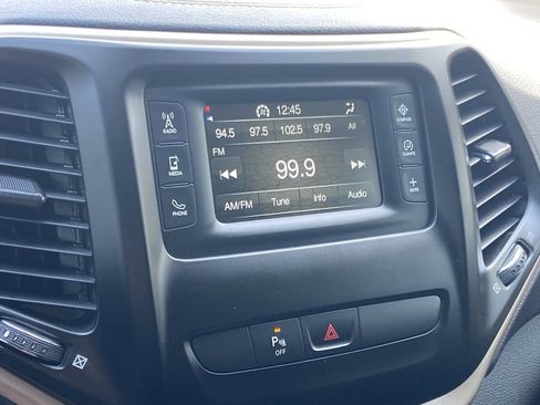 Used 2018 Jeep Cherokee Latitude w/ Safety Group AWD/4WD image 9