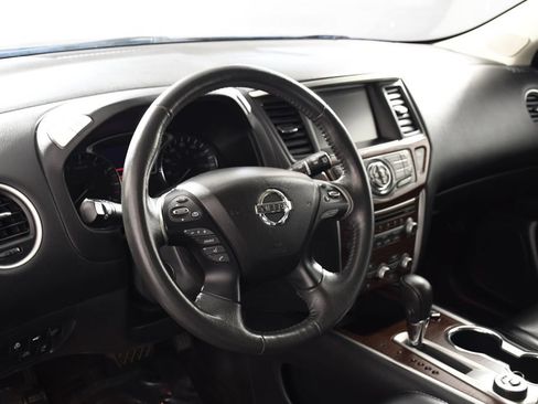 Used 2017 Nissan Pathfinder Platinum w/ Family Entertainment Package AWD/4WD image 13