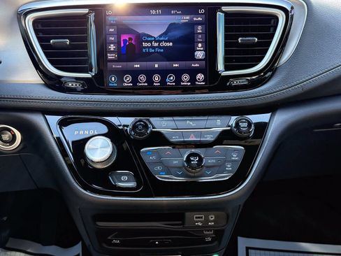 Used 2020 Chrysler Pacifica Touring-L AWD/4WD image 17