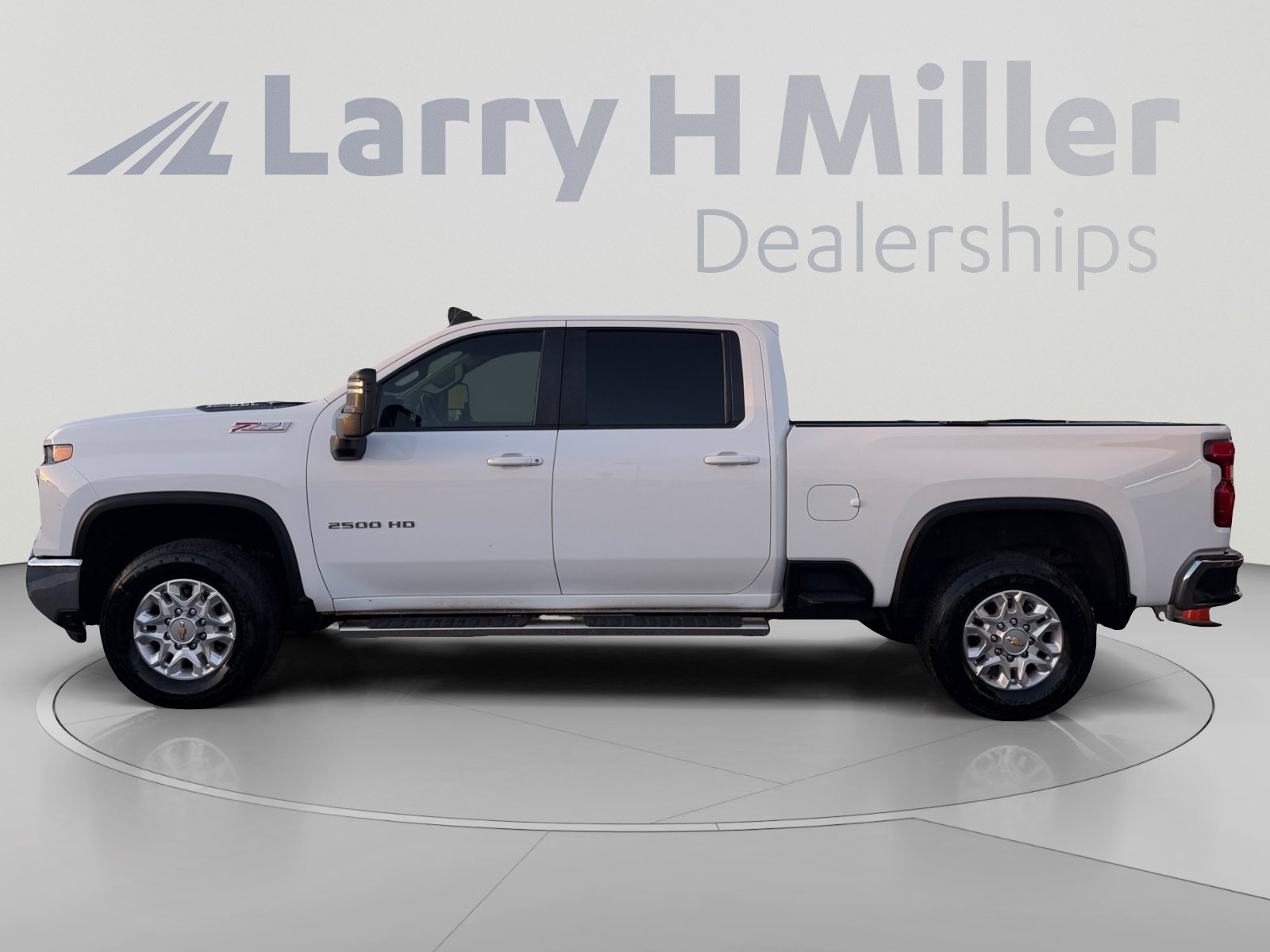 Used 2024 Chevrolet Silverado 2500 LT AWD/4WD image 2