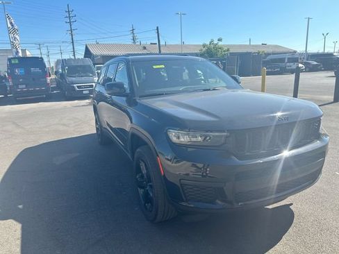 Used 2024 Jeep Grand Cherokee L Altitude AWD/4WD image 11