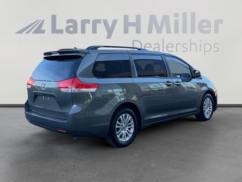 Used 2014 Toyota Sienna XLE w/ XLE Premium Package FWD image 5