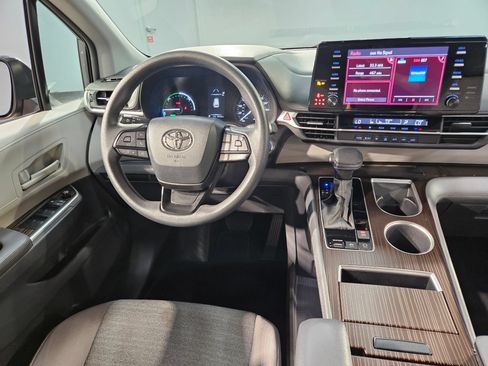 Used 2023 Toyota Sienna LE w/ LE Plus Package FWD image 9