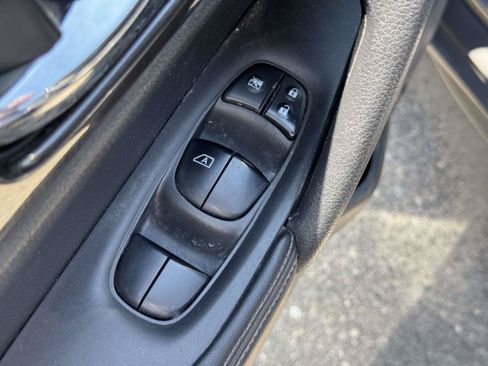 Used 2017 Nissan Rogue S AWD/4WD image 13