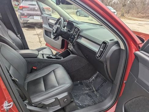 Used 2021 Volvo XC40 T4 Momentum image 19