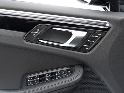Certified 2025 Porsche Macan AWD/4WD image 19