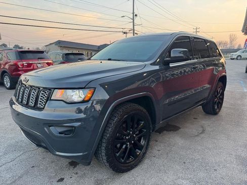Used 2017 Jeep Grand Cherokee Altitude image 8