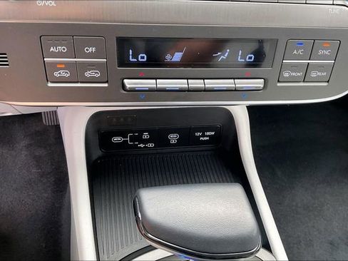 Used 2025 Hyundai Kona SEL AWD/4WD image 30