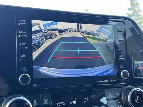 Used 2021 Toyota Highlander LE image 19