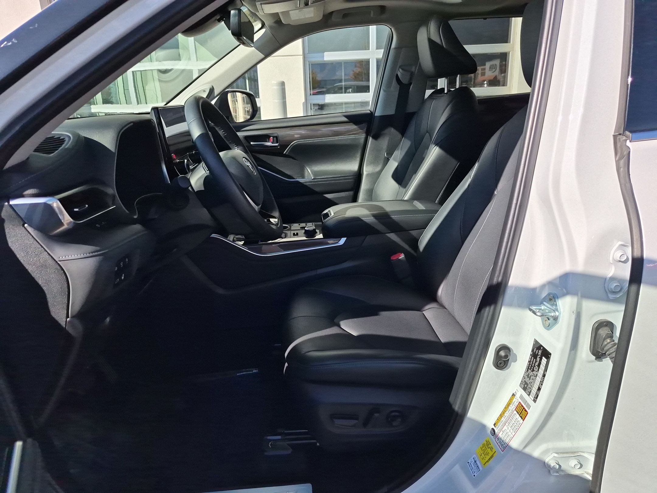 Used 2024 Toyota Highlander Limited AWD/4WD image 18