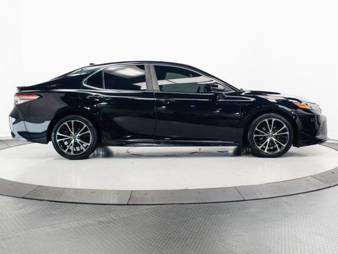 Used 2019 Toyota Camry SE FWD image 12