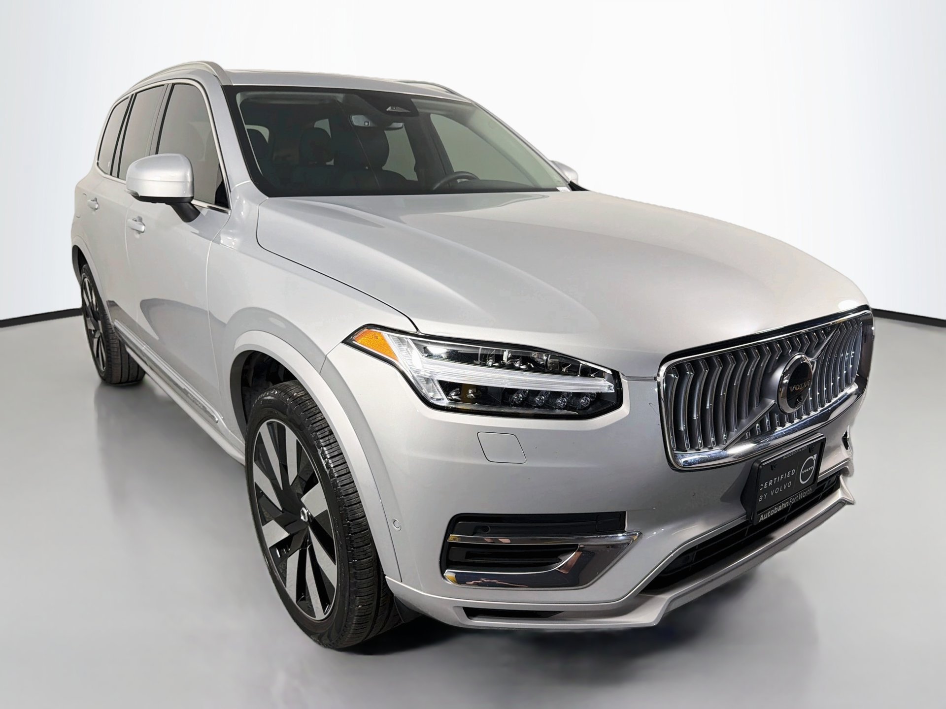 Certified 2024 Volvo XC90 T8 Plus AWD/4WD image 3
