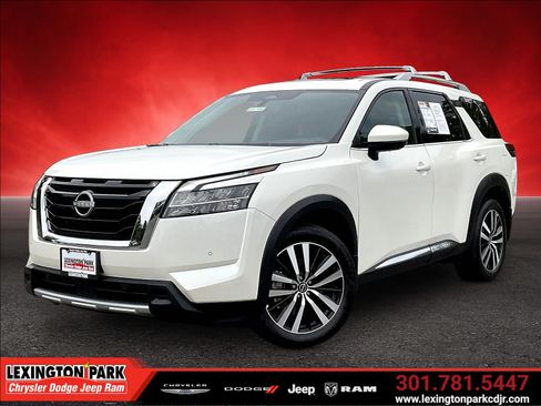 Used 2024 Nissan Pathfinder Platinum AWD/4WD image 3