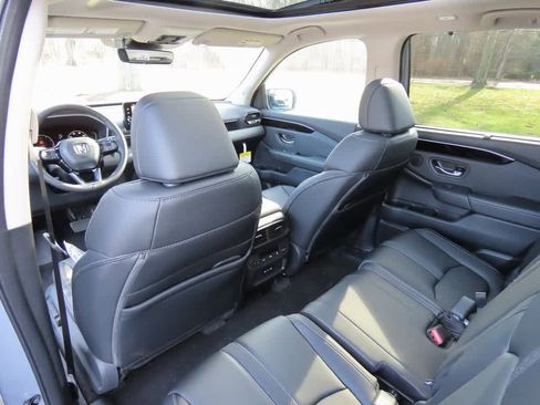 New 2025 Honda Pilot Touring image 16