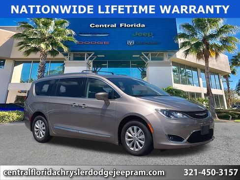 Used 2018 Chrysler Pacifica Touring-L FWD image 1
