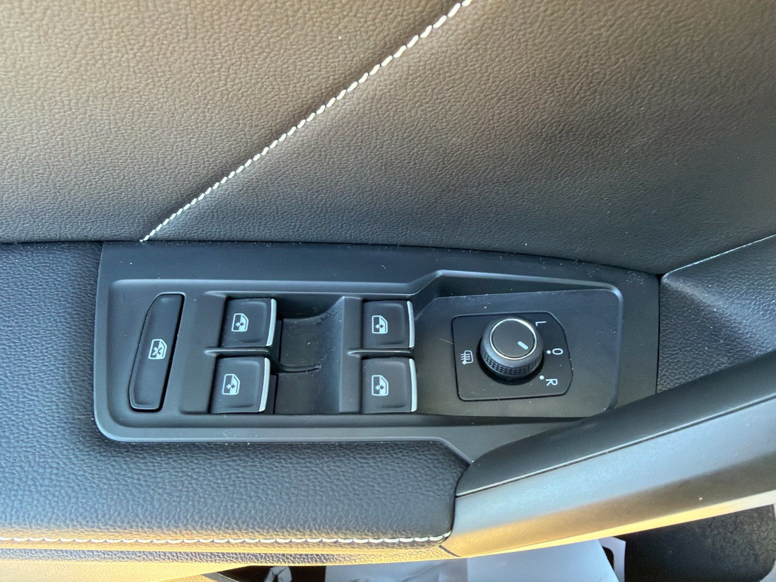 Used 2023 Volkswagen Tiguan SE R-Line FWD image 17