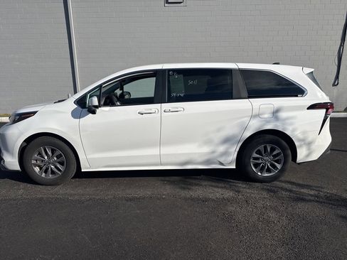 Used 2024 Toyota Sienna LE image 1