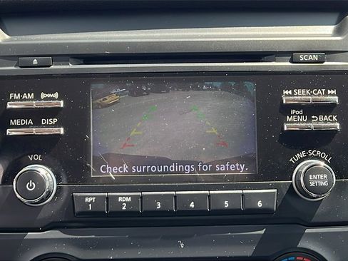 Used 2018 Nissan Titan SV image 23