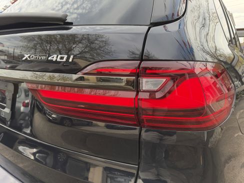 Used 2022 BMW X7 xDrive40i w/ M Sport Package AWD/4WD image 17