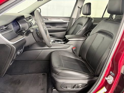 Used 2023 Jeep Grand Cherokee Limited w/ Black Appearance Package AWD/4WD image 11
