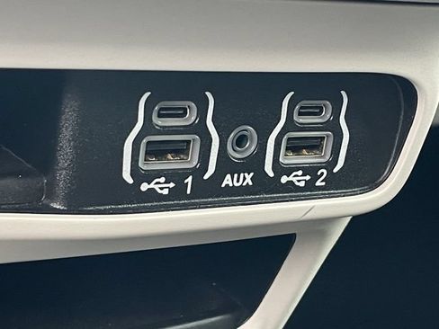 Used 2023 Chrysler Pacifica Touring-L FWD image 19