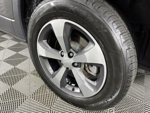 Used 2019 Jeep Cherokee Limited AWD/4WD image 11