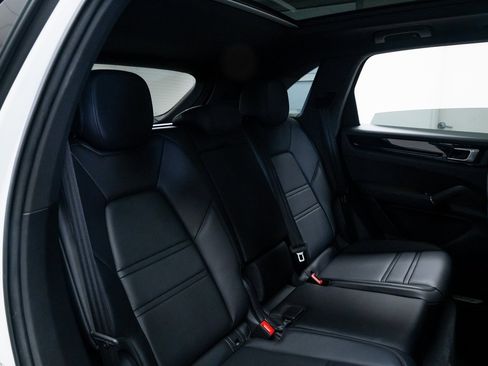 Used 2022 Porsche Cayenne w/ Premium Package image 23