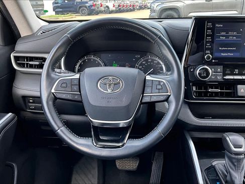 Used 2021 Toyota Highlander XLE image 6