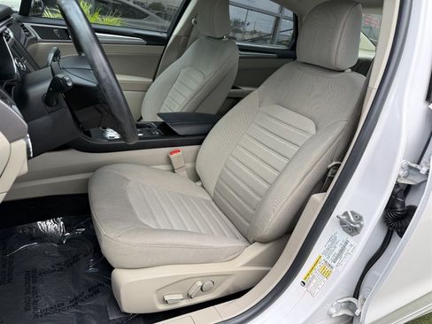 Used 2020 Ford Fusion SE FWD image 14