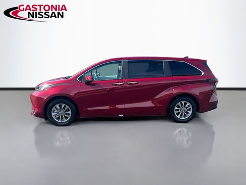 Used 2025 Toyota Sienna XLE image 5