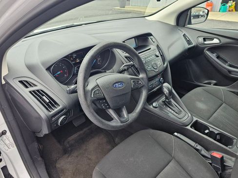 Used 2017 Ford Focus SE FWD image 11
