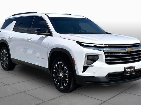 Used 2025 Chevrolet Traverse LT w/ Enhanced Driving Package FWD image 3