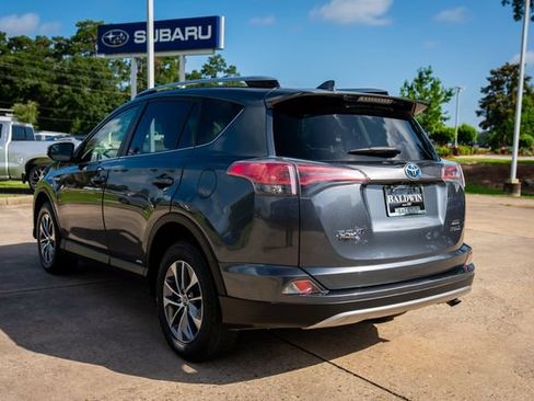 Used 2018 Toyota RAV4 XLE AWD/4WD image 4