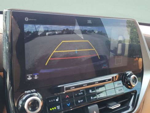 Certified 2021 Toyota Highlander Platinum AWD/4WD image 17