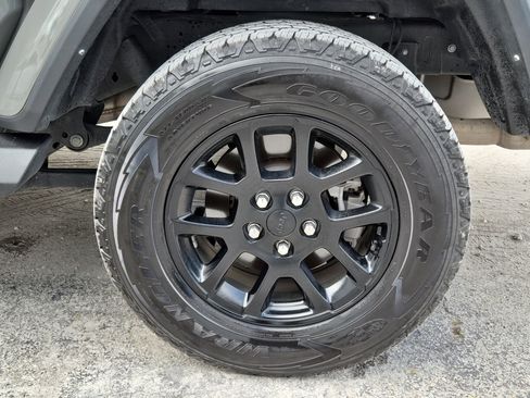 Used 2023 Jeep Gladiator Overland image 10