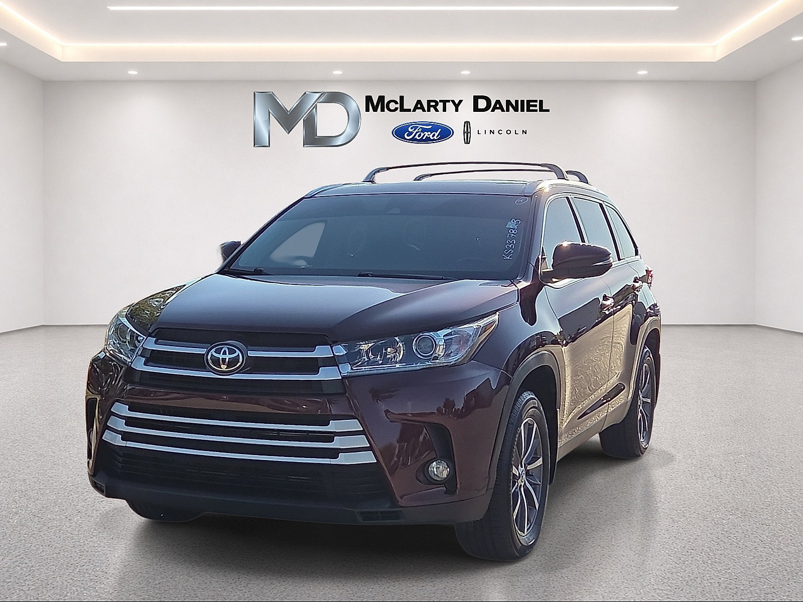 Used 2019 Toyota Highlander XLE FWD image 2