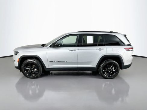 Used 2022 Jeep Grand Cherokee Altitude AWD/4WD image 5