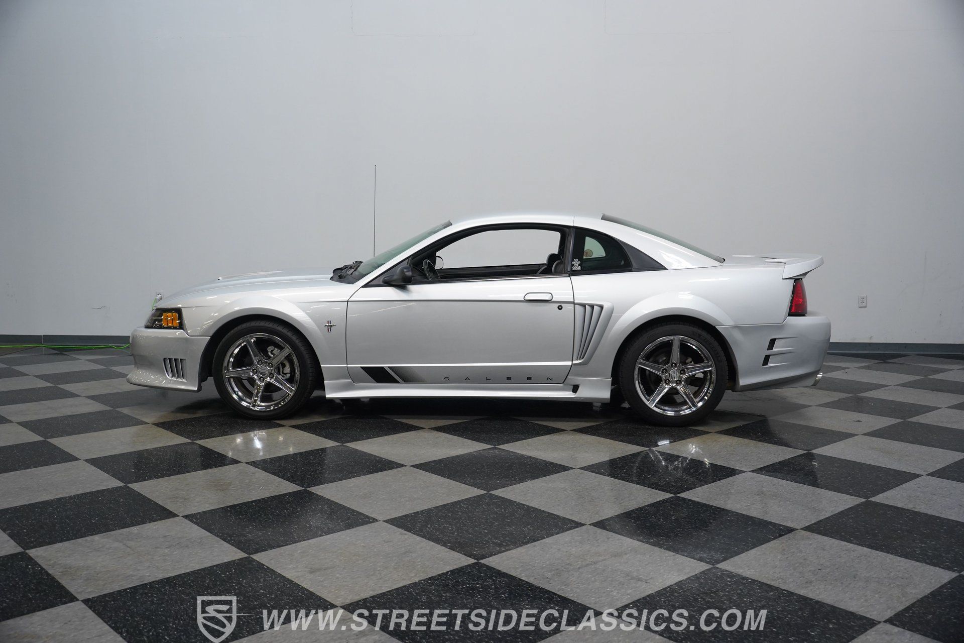 Used 2001 Ford Mustang GT RWD image 2