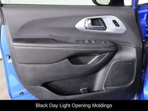 New 2026 Chrysler Pacifica Limited w/ Uconnect Theater Family Group FWD image 20