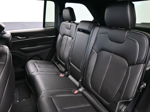 Used 2025 Jeep Grand Cherokee Limited image 30