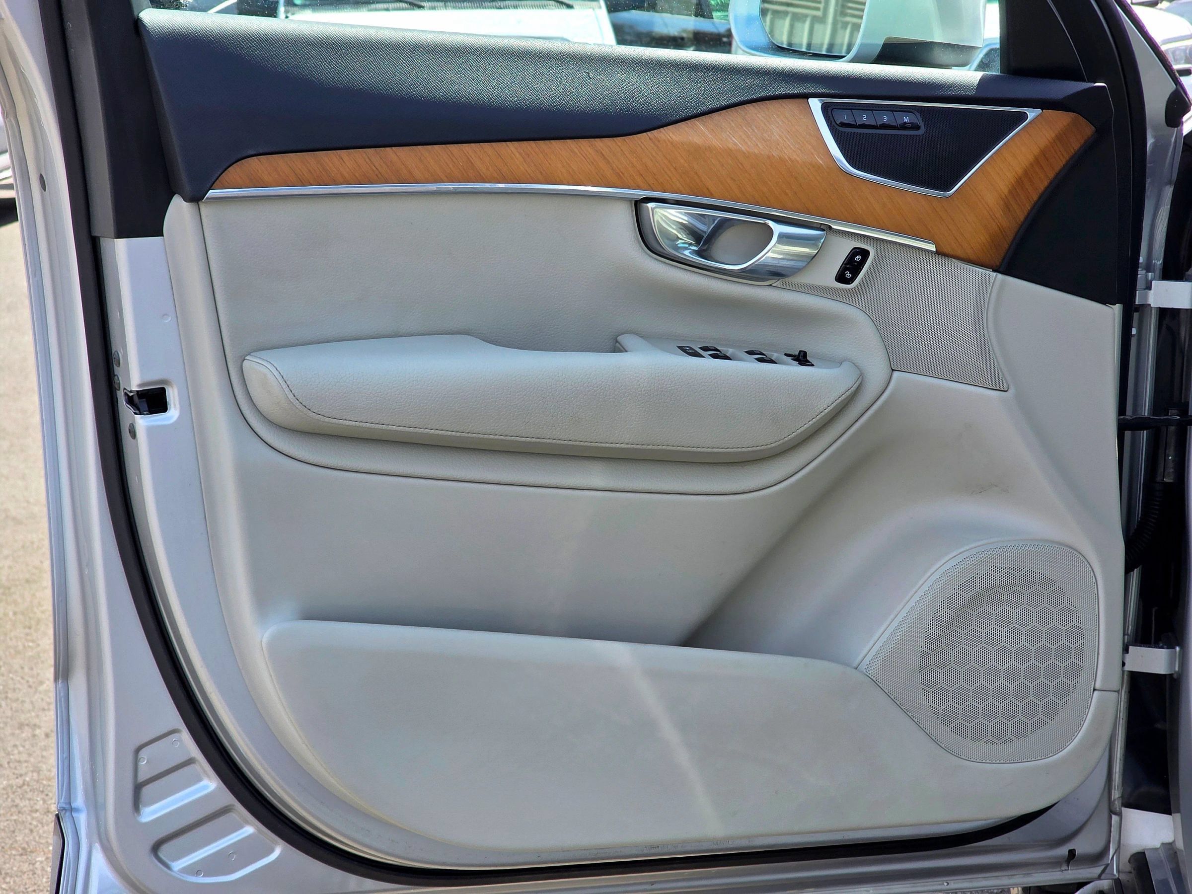 Used 2021 Volvo XC90 T6 Momentum AWD/4WD image 27