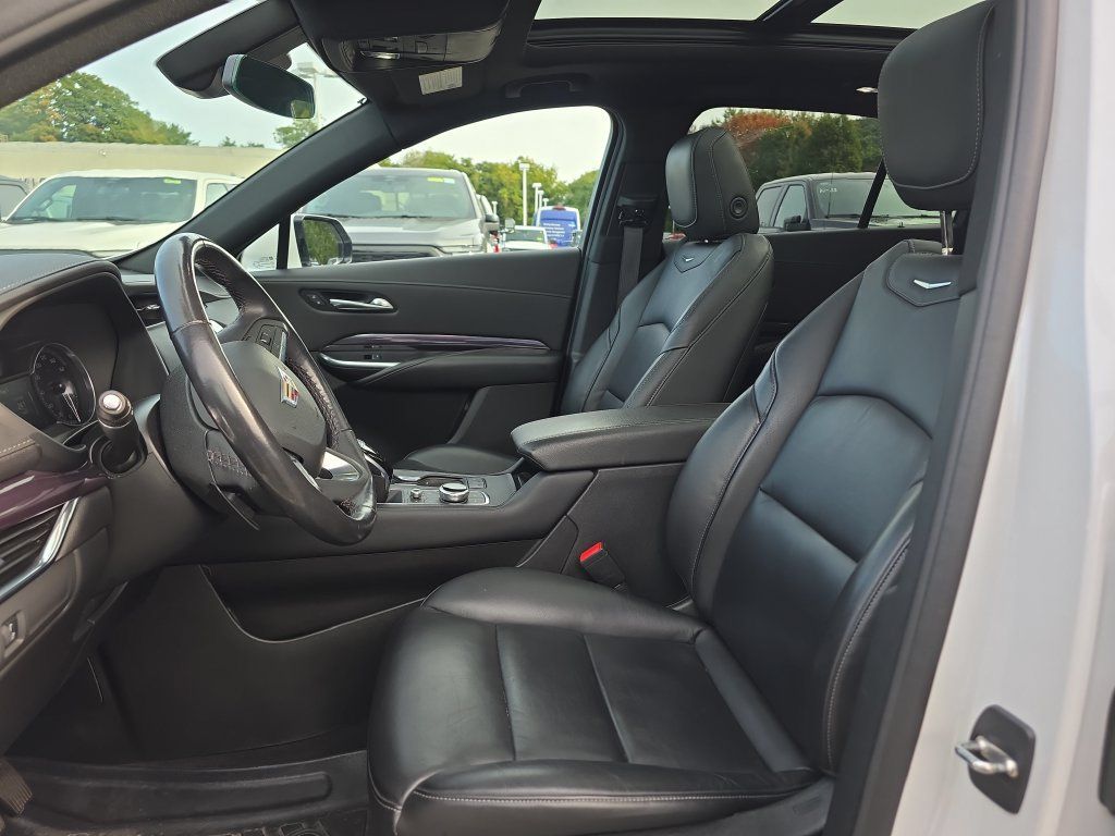 Used 2021 Cadillac XT4 Luxury w/ Cold Weather Package AWD/4WD image 22