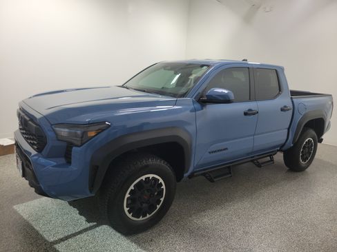 Used 2026 Toyota Tacoma TRD Off-Road AWD/4WD image 2