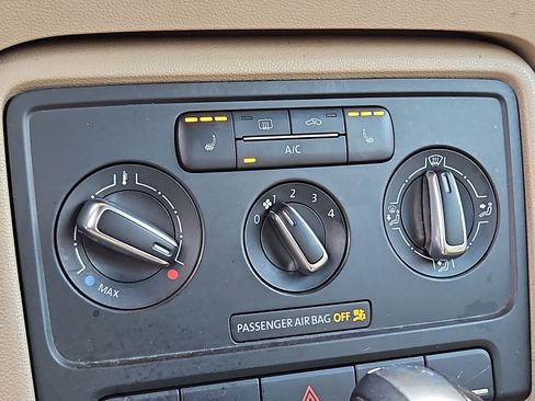 Used 2013 Volkswagen Beetle 2.5 image 17