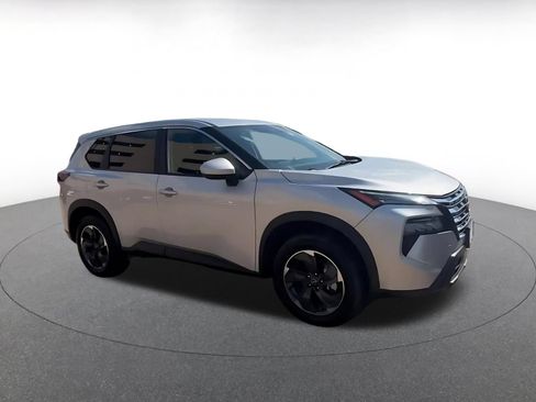 Used 2025 Nissan Rogue SV FWD image 2