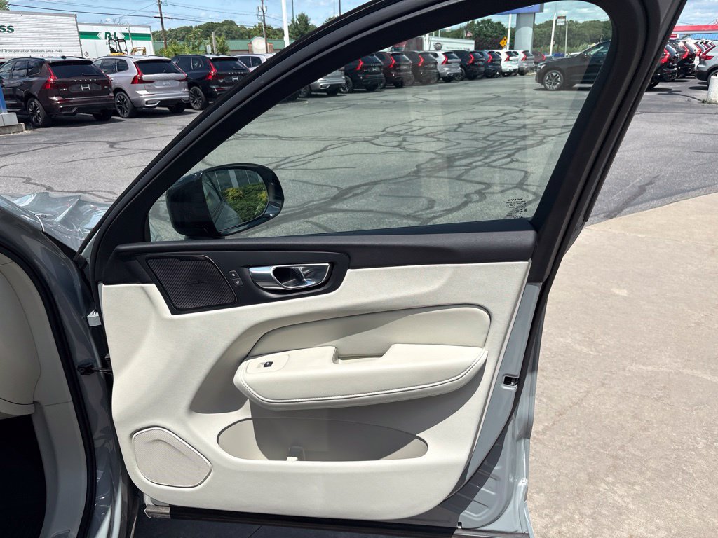 Certified 2025 Volvo XC60 T8 Plus w/ Protection Package Premier AWD/4WD image 33